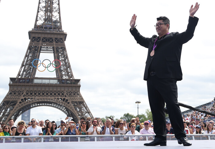 Jeon Sang-geon, vice-gerente geral da Korea Mining and Printing Corporation, acena e se alegra após conquistar a medalha de bronze no levantamento de peso masculino acima de 105 kg nas Olimpíadas de Londres de 2012, no Parque dos Campeões, na Praça Trocadero, em Paris, França, em dia 9 (hora local). Notícias Paris/Yonhap