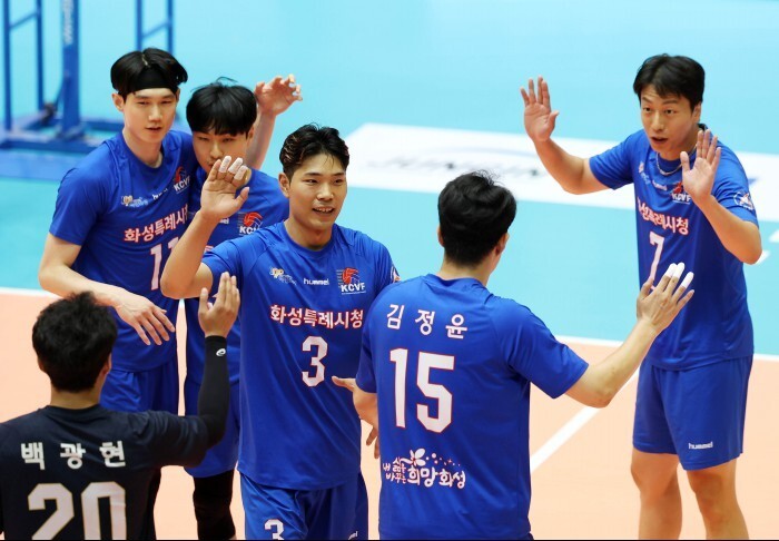 Hwaseong City Hall athletes are delighted after scoring in the semi -finals of the ROK Army Sports Forces (Managing Director) and 2025 Korea Unemployment Volleyball Federation and Professional Volleyball Futures Champs. Korea Unemployment Volleyball Federation provided