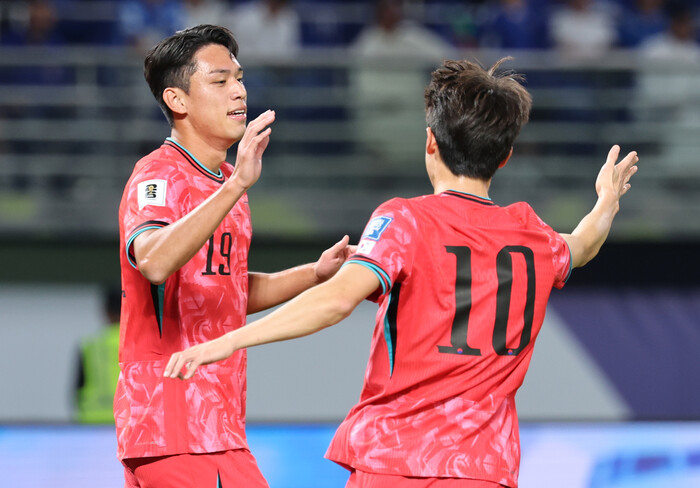 Oh Se-hoon (left) is celebrating with Lee Jae-seong after scoring the opening goal against Kuwait in the 5th game of Group B of the 2026 North and Central America World Cup Asian 3rd qualifying round held on the 14th (local time). Kuwait City/Yonhap News