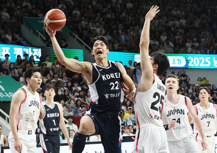 Yeo Jun -suk, a scorer of the men's basketball team, is scoring a goal shot in the evaluation match against Japan at the Arena in Anyang Jeonggwanjang, Gyeonggi -do on the 13th. Yonhap News