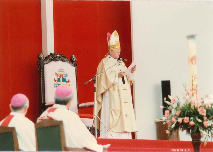 1984년 5월 서울 여의도에서 열린 103위 성인 시성식에 참석한 성 요한 바오로 2세 교황. 광주가톨릭박물관 제공