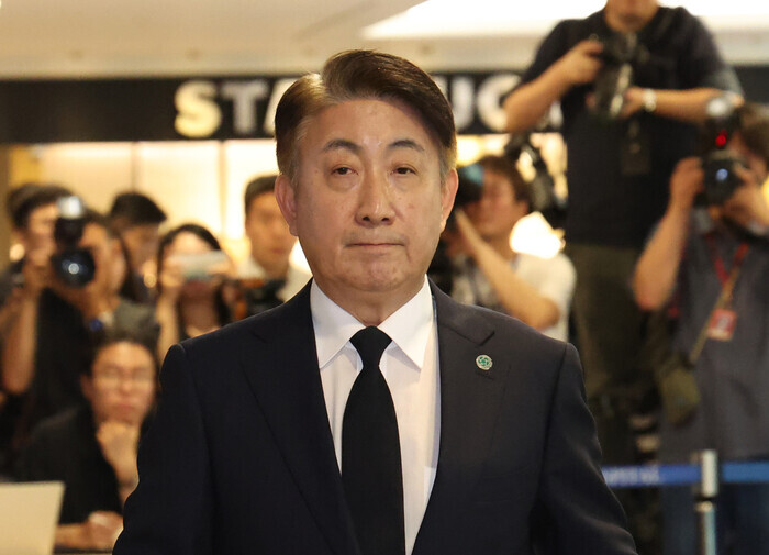 Lee Dong-kwan, the nominee to lead the Korea Communications Commission, heads to the wake of President Yoon Suk-yeol’s father, Yoon Ki-jung, at Severance Hospital in Seoul’s Seodaemun District on Aug. 15. (Yonhap)