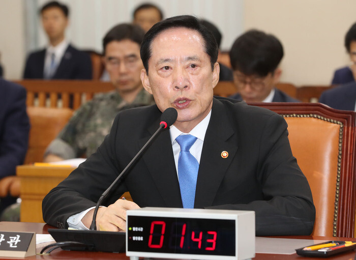 Defense Minister Song Young-moo answers questions at a hearing of the National Assembly Defense Committee on Aug. 14.  (Shin So-young