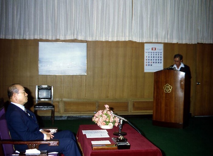Chun Doo-hwan visits the former South Jeolla Provincial Office — which had been a resistance stronghold of the civilian militia during the Gwangju Uprising in May 1980 — on Sept. 5, 1980. (courtesy of the National Archives of Korea)