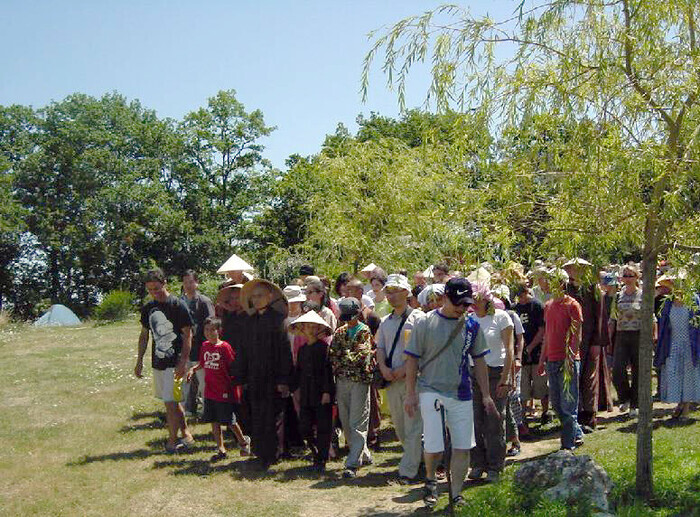 Thich Nhat Hanh leads a meditative walk at Plum Village in France in July of 2003. (Cho Yeon-hyun/The Hankoreh)