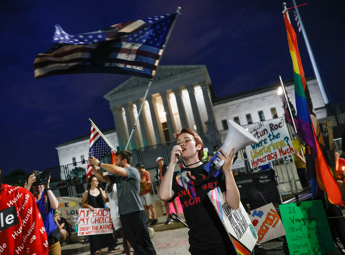 로 대 웨이드 판결 폐기에 반대하는 시민들이 지난 26일 미국 워싱턴 연방대법원 앞에서 시위를 벌이고 있다. 워싱턴/UPI 연합뉴스