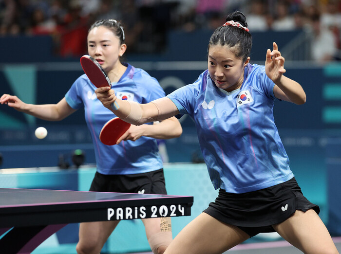 Jeon Ji-hee (à esquerda) e Chen Yu-bin jogam contra a China na semifinal da equipe feminina de tênis de mesa nas Olimpíadas de Paris 2024, realizadas na Arena Paris Sud em Paris, França, no dia 8 (horário local). Grupo conjunto de cobertura fotográfica de Paris/Olimpíadas