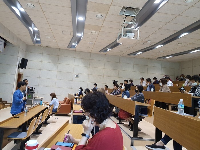 Park lecturing at the Gwangju Education Training Institute on May 30. (Jung Dae-ha, Gwangju correspondent)