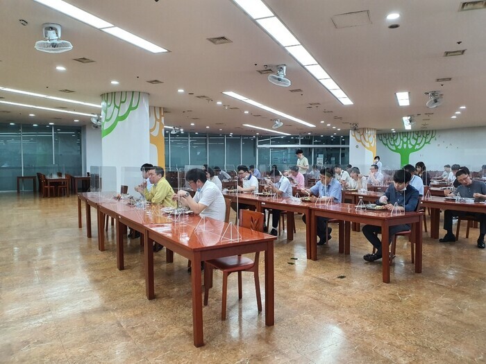 Government employees eat lunch at a cafeteria in Gwangju City Hall on July 22. (provided by Gwangju Metropolitan City)