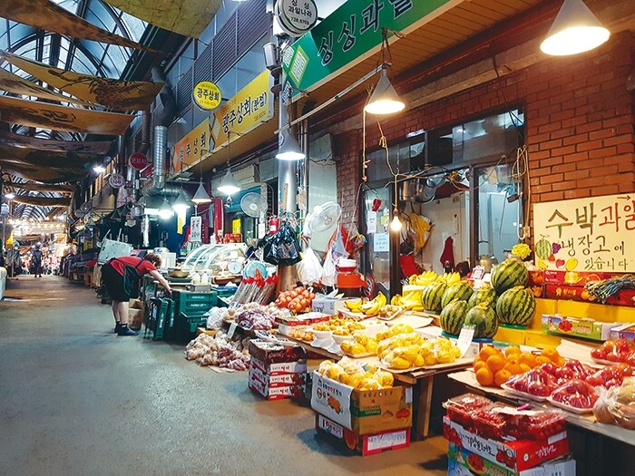 Tongin Market is a landmark in the Seochon neighborhood.
