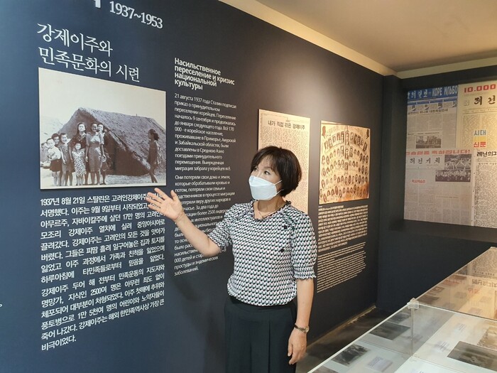지난 3일 오후 광주시 광산구 월곡고려인문화관에서 해설사가 고려인 동포 강제이주 역사를 설명하고 있다.