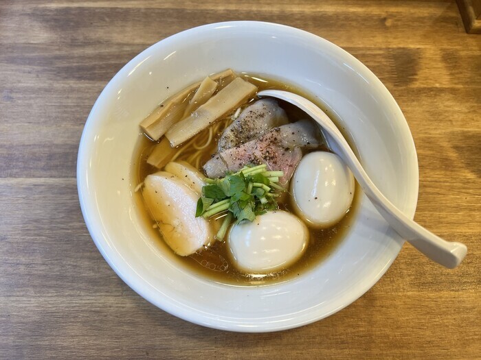 A bowl of Menten’s shoyu ramen. (Lee Jung-gook/The Hankyoreh)