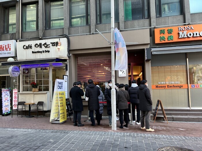 A line of people wait to be seated at Menten in Myeongdong. (Lee Jung-gook/The Hankyoreh)