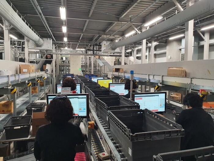 경기도 김포에 위치한 에스에스지(SSG) 닷컴의 네오003 물류 센터에서 노동자들이 터치스크린을 보면서 자동 포장된 상품들을 검수하고 있다. 옥기원 기자