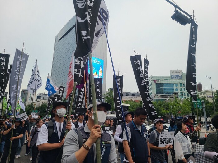 Participants in a memorial rally for Yang Hoe-dong, a unionist who died by self-immolation on May 1, march to Seoul National University Hospital on June 17 following the rally. (Yoon Yeon-jeong/The Hankyoreh)