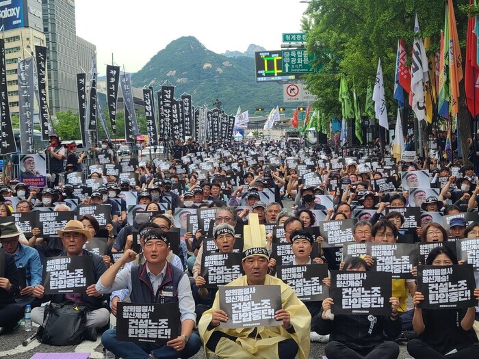 Union members occupy a street in central Seoul on June 17 where they chant slogans during a memorial rally held for Yang Hoe-dong, a unionist who died by self-immolation on May 1. (Yoon Yeon-jeong/The Hankyoreh)