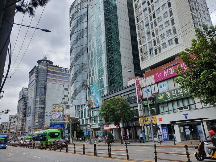 서울 관악구 신림역 4번 출구 맞은편. 식당, 영화관, 술집, 헬스장 등 청년들이 주로 이용하는 시설이 밀집해 있다.