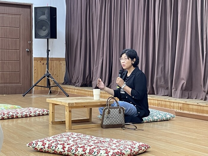 정지아 작가가 학생들을 만나 창작에 대한 이야기를 나눴다. 그는 창작자에게 타인의 삶에 대한 관찰과 만남이 중요한데, 그런 관찰과 만남을 방해하는 것이 무엇인지에 대한 이야기를 공유했다. 청강문화산업대학 제공