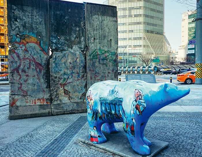 Cheonggye Stream Berlin Square has segments of the Berlin Wall along with a statue of a bear, the symbol of Berlin.