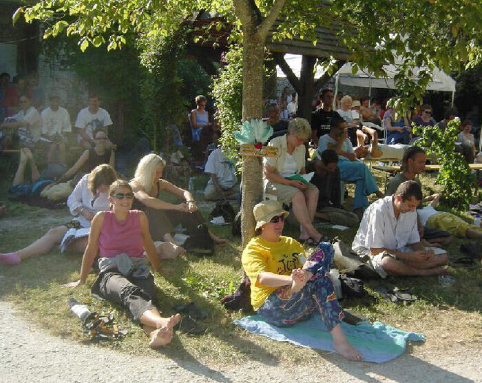 Audience members sit comfortably as they listen to Thich Nhat Hanh speak at the Plum Village in France. (Cho Yeon-hyun/The Hankyoreh)