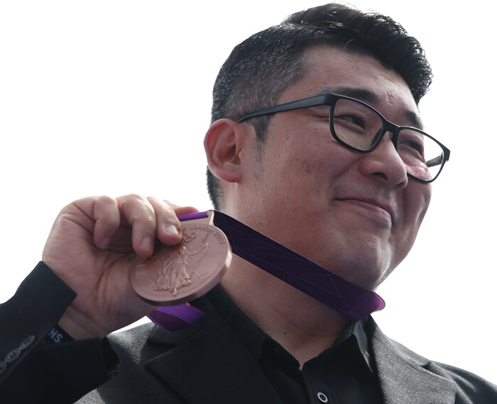 Jeon Sang-geon, vice-gerente geral da Korea Mining and Printing Corporation, acena e se alegra após conquistar a medalha de bronze no levantamento de peso masculino acima de 105 kg nas Olimpíadas de Londres de 2012, no Parque dos Campeões, na Praça Trocadero, em Paris, França, em dia 9 (hora local). Notícias Paris/Yonhap