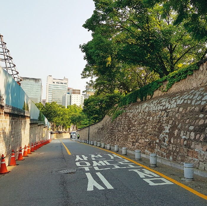 The official residence of the US ambassador on the right, Deoksu Palace on the left