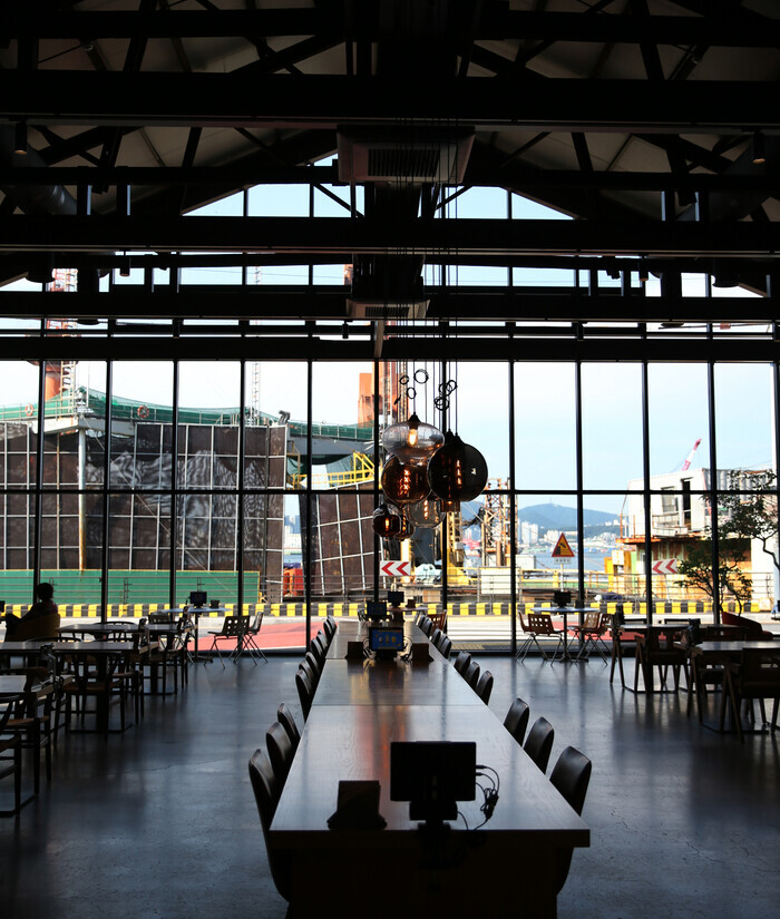 The café One Z uses the wharf for interior. (Park Mee-hyang/The Hankyoreh)