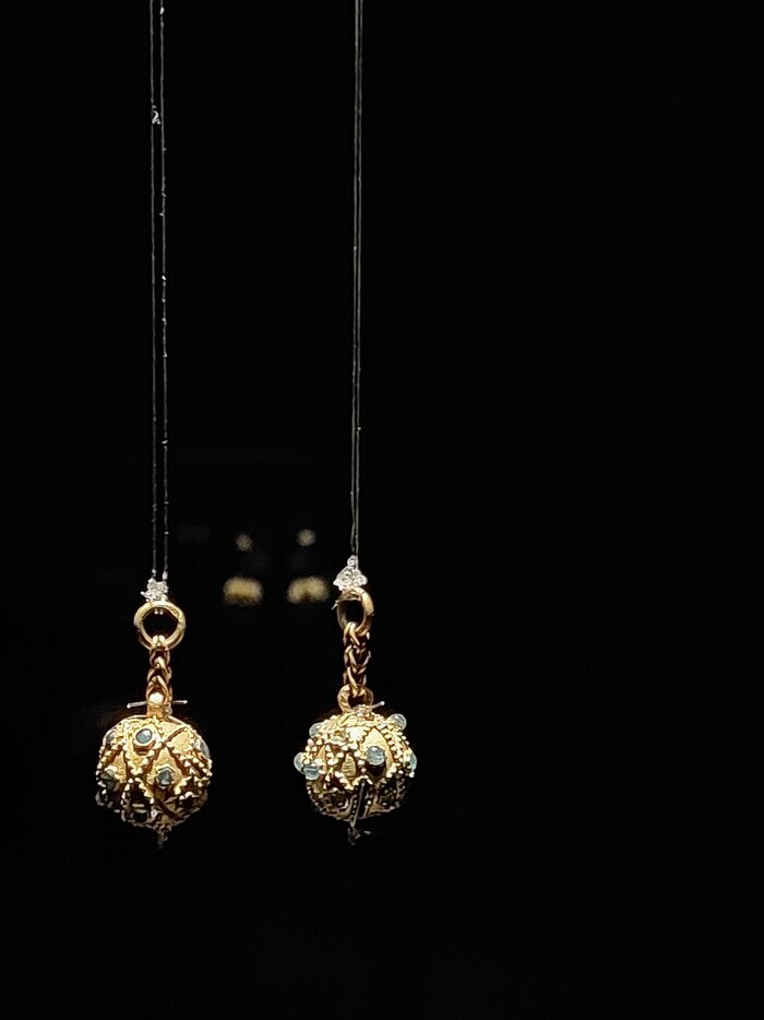 A pair of two golden bells that, when excavated from the Geumnyeongchong Tomb in 1924 by Japanese scholars, were found on the hip of a young body.
