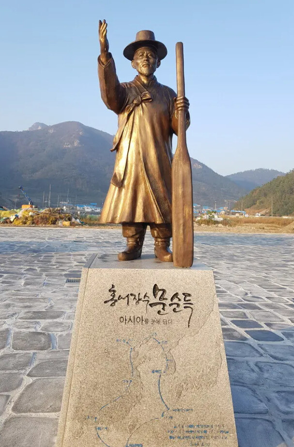전남광주통합특별시 신안군 우이도에 있는 홍어장수 문순득의 동상. ‘한겨레’ 자료사진