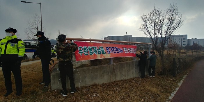Residents of Jincheon, North Chungcheong Province, hang up banners encouraging South Koreans placed in quarantine after returning from Wuhan, China. (photos by Oh Yoon-joo<b>, </b>Cheongju correspondent<br><br>)