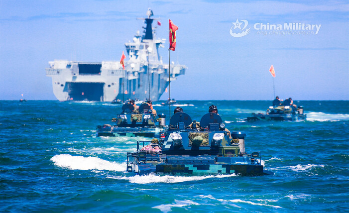 중국 인민해방군이 상륙 훈련을 하고 있다. 출처: 중국 국방부 누리집