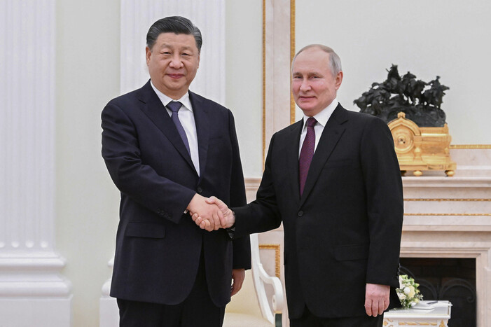 시진핑 중국 국가주석과 블라디미르 푸틴 러시아 대통령이 20일 크렘린궁에서 만나 악수하고 있다. 모스크바/신화 연합뉴스