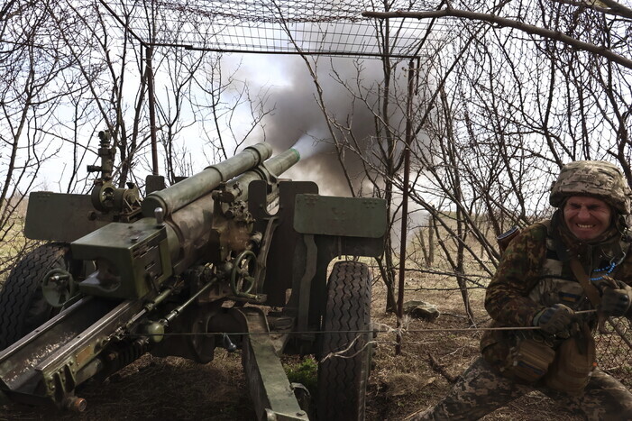 Ukrainian troops shoot a howitzer at a Russian camp in Luhansk on April 5. (AP/Yonhap)