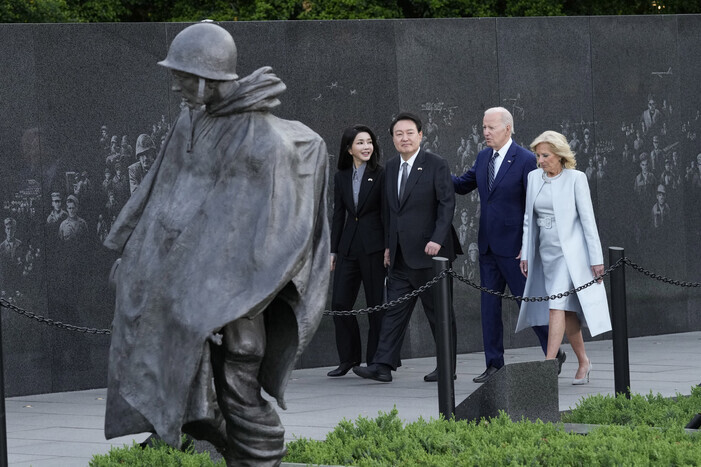 President Yoon Suk-yeol and first lady Kim Keon-hee of South Korea walk along the Korean War Memorial in Washington on April 25 with US President Joe Biden and first lady Jill Biden. (EPA/Yonhap)