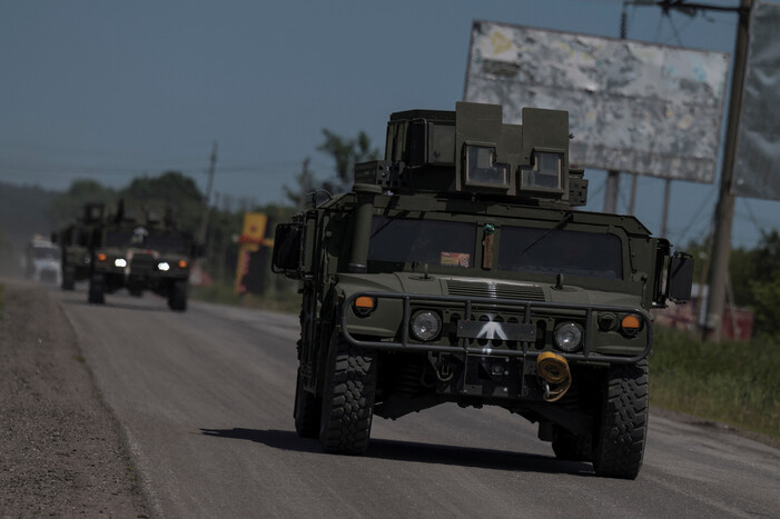 4일 러시아군의 공격이 가해지고 있는 국경 근처의 하르키우에서 우크라이나군 험비 차량들이 이동하고 있다. 하르키우/로이터 연합뉴스