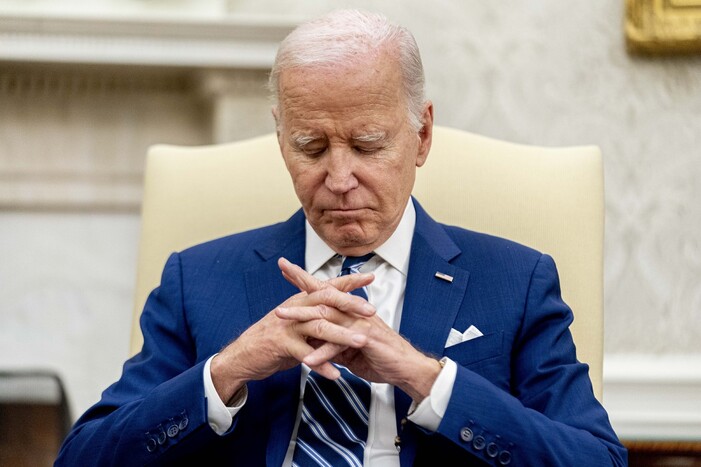 O presidente dos EUA, Joe Biden, parece perdido em pensamentos durante uma reunião de cúpula com o presidente da Indonésia, Joko Widodo, no dia 13 deste mês.  Washington/AP Yonhap Notícias