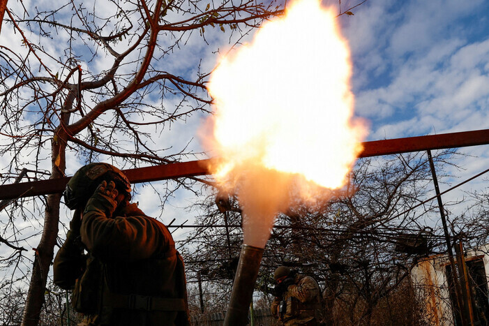 Ukrainian forces fire mortars toward Russian encampments along the front line in Donetsk, Ukraine. (Reuters/Yonhap)