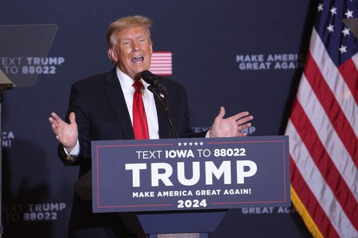 Former US President Donald Trump campaigns in Coralville, Iowa, on Dec. 13. (AFP/Yonhap)