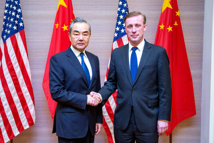Foreign Minister Wang Yi of China (left) shakes hands with White House national security adviser Jake Sullivan during their meeting in Bangkok, Thailand, on Jan. 26. (Xinhua/Yonhap)