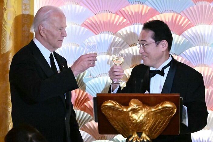 US President Joe Biden toasts to Prime Minister Fumio Kishida of Japan during the state dinner for the latter at the White House on April 10, 2024. (AFP/Yonhap)