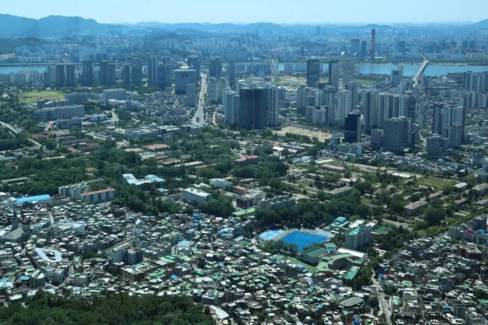 Seoul's Rapid Development Turns Han River Into Canyon Between High-rise Apartments in South Korea