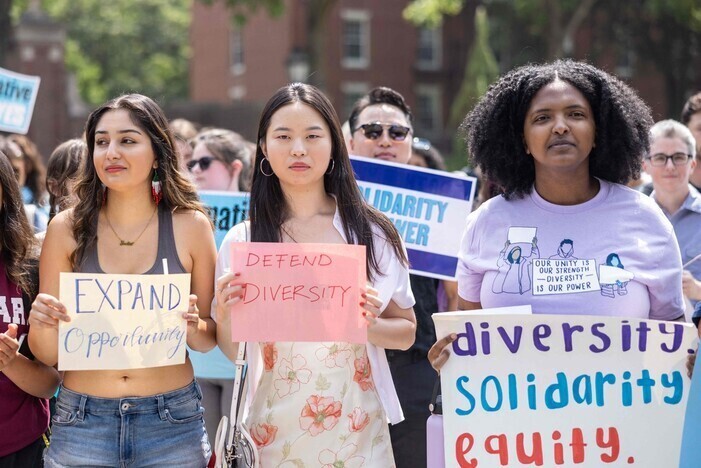 Caption 6-1: People on the Harvard University campus protest the Supreme Court’s decision striking down affirmative action in college admissions on July 1. (AFP/Yonhap)