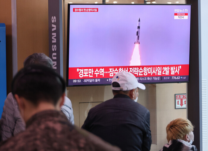 13일 서울역 대합실 텔레비전에 북한의 잠수함발사미사일 발사 관련 뉴스가 나오고 있다. 연합뉴스