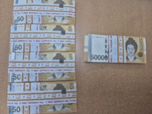 쓰레기봉투 속에서 발견된 2500만원. 인천 제물포경찰서 제공