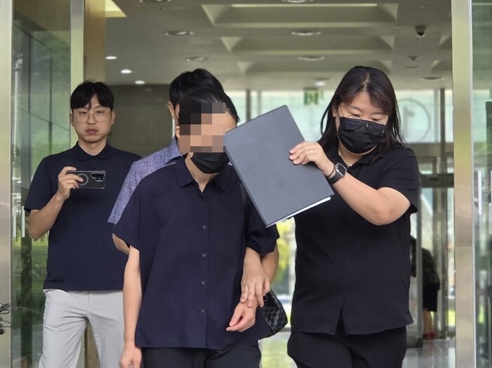 배군 외할머니가 8월11일 영장실질심사를 받기 위해 대전지법 천안지원에 들어가고 있다. 김중곤 기자