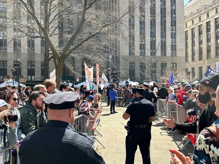 Pro- and anti-Trump ralliers stand outside the courthouse in downtown New York where Trump appeared for his arraignment on April 4. (Lee Bon-young/The Hankyoreh)