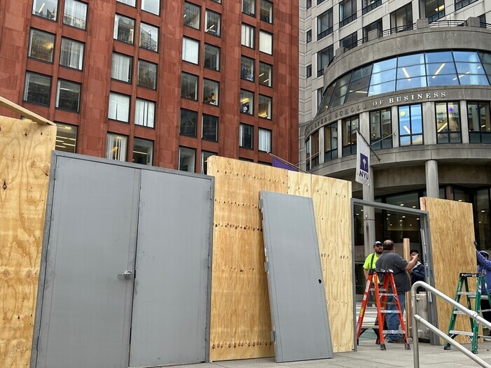 After 133 students and others protesting for Palestine were arrested the night before, NYU puts up a plywood barricade at Gould Plaza to prevent another rally there. (Lee Bon-young/The Hankyoreh) 