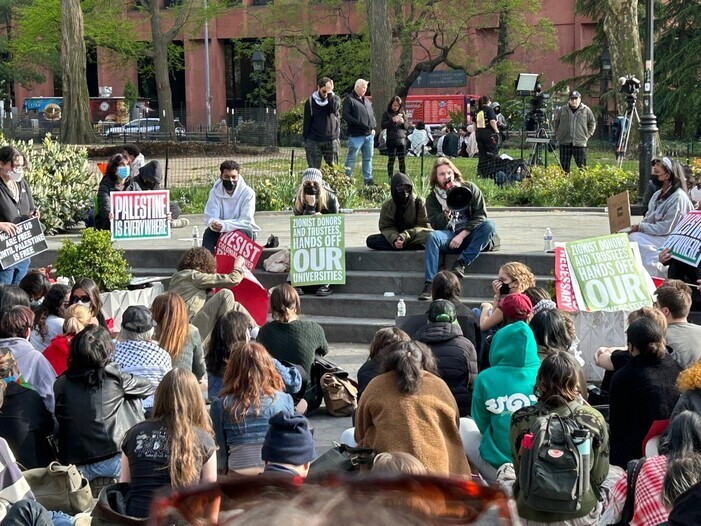 Students at New York University moved their protest to a nearby park after school administrators booted them from campus. (Lee Bon-young/The Hankyoreh)