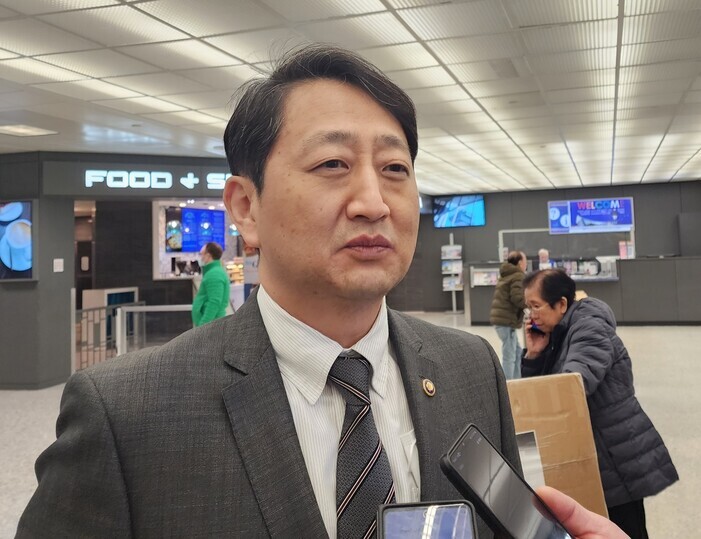Minister for Trade Ahn Duk-geun speaks to reporters at the Dulles International Airport near Washington, DC, on March 8. (Yonhap)