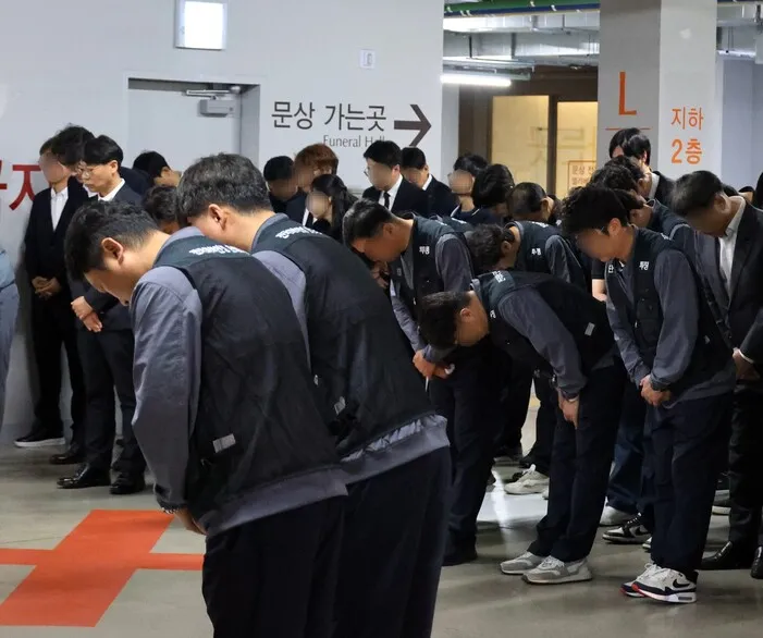 [현장]"이렇게 가면 어떡하냐"...'한화에어로 참사' 통곡의 발인식 - 뉴스 썸네일 이미지